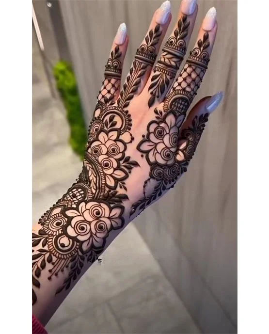 Chic Star Blend Using Back Hand Mehndi Design Chic Star Blend Using Back Hand Mehndi Design